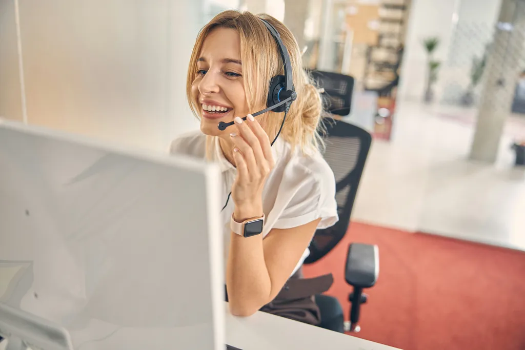 Hospitality reservations agent answering a guest inquiry with full PMS context on screen